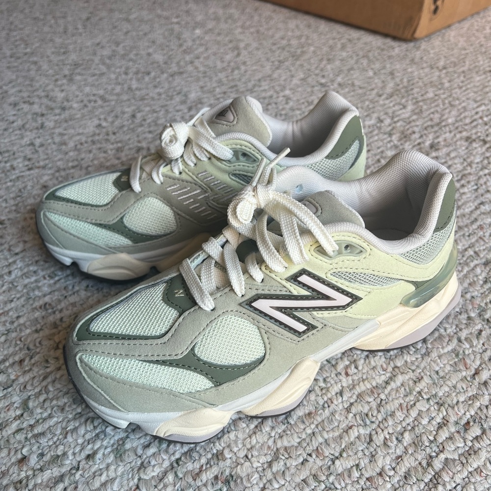 New Balance 9060 size W6/M4